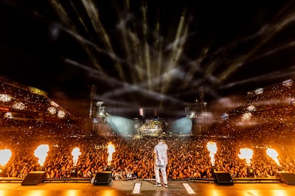 Duki, en una actuación. Es el artista que más rápido ha agotado las entradas de un concierto en un estadio en la música Argentina.