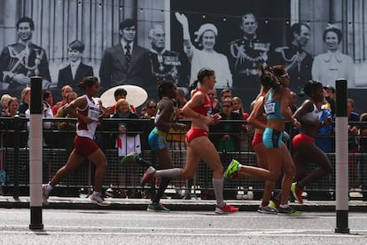 La carrera pasa por delante de un cartel de la familia real británica.