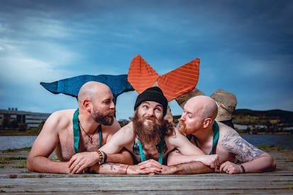 Integrantes de "NL Beard and Moustache" posan vestidos de sirenas para un calendario.