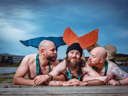 Integrantes de "NL Beard and Moustache" posan vestidos de sirenas para un calendario.