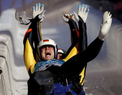 Patric-Fritz Leitner y Alexander Resch, de Alemania, celebran su victoria en la competición de doble 'luge', en los Juegos de Salt Lake City 2002. Ocho años después, en Vancouver (Canadá) 2010, la pareja lograría el bronce.