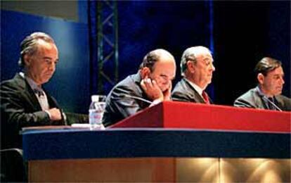 Ángel Corcóstegui, Emilio Botín, José María Amusátegui y Matías Rodríguez Inciarte, en la convención de 2000.