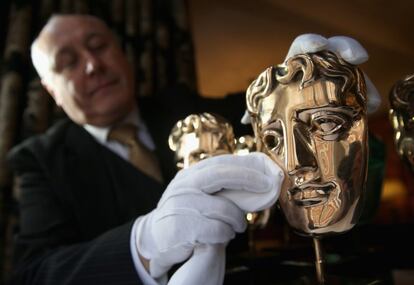 Los icónicos premios BAFTA son pulidos por un mayordomo en el hotel Savoy con motivo de la entrega de los Premios de la Academia de Cine Británica que tendrán lugar el domingo 16 de febrero en Londres, Inglaterra.