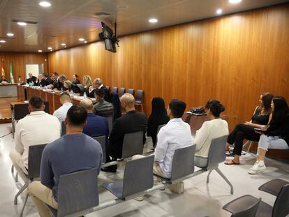 Los miembros del clan mafioso de los Suecos, en el banquillo de la Audiencia de Málaga, el pasado 11 de abril.