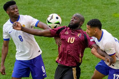 El belga Lukaku controla un balón entre Tchouameni y Saliba, de Francia. 