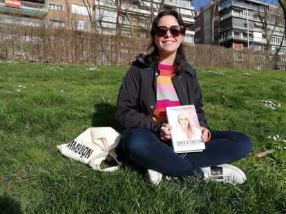 Irma Yruegas le gusta leer mientras toma el sol en el Parque del Oeste.