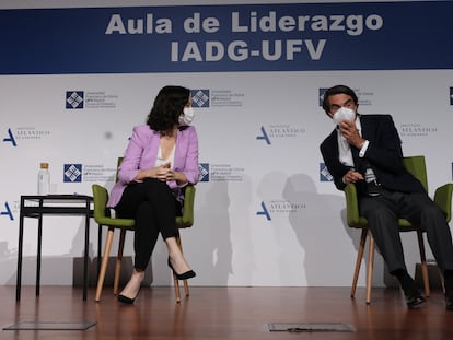 Isabel Díaz Ayuso y José María Aznar, durante la clausura de un máster de la Universidad Francisco de Vitoria.