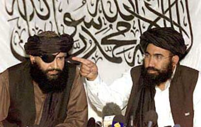 El embajador talibán en Pakistán, Abdul Salam Zaif (a la derecha), junto a su traductor en una conferencia de prensa.