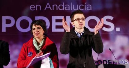 Teresa Rodríguez e Íñigo Errejón, en el mitin de Sevilla.