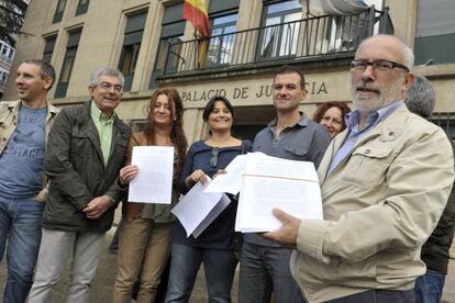 La oposición presentando la denuncia en el juzgado