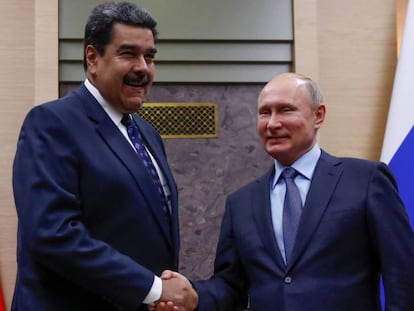 Vladimir Putin (d) saluda a Nicolás Maduro (i) en Moscú el pasado diciembre. 