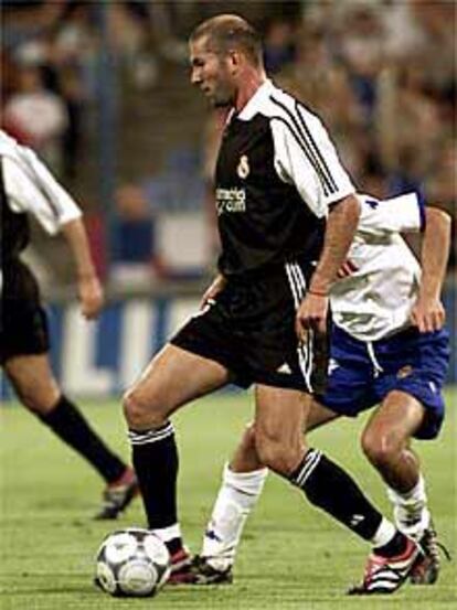Zidane conduce el balón durante el partido de la Supercopa.