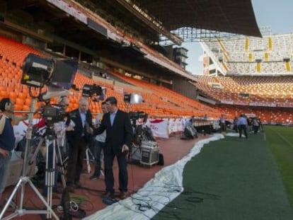 Equipos de televisi&oacute;n se preparan en el interior del estadio Mestalla de Valencia para el partido de este mi&eacute;rcoles