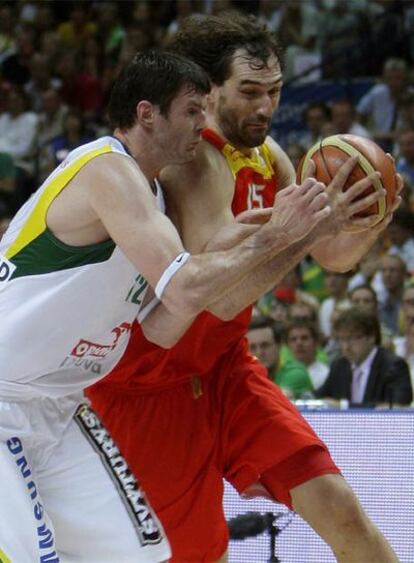 Garbajosa pelea el balón con Ksistof Lavrinovic.