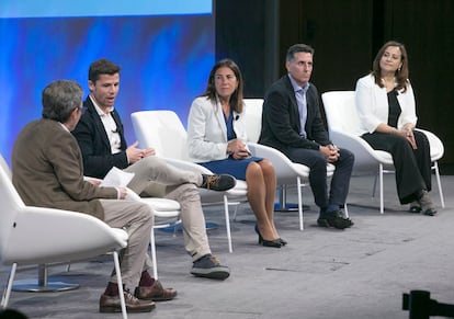 Desde la izquierda, Bernardo Marín, redactor jefe de la Unidad de Edición de EL PAÍS, modera la mesa de Javier Calahorra, 'Chief Information Security Officer' de BBVA en España; María Jesús Almazor, COO de Telefónica Tech para España y América; Ricardo Sanz, director de 'Cybersecurity business' en Evolutio; y Maica Aguilar, gerente de Identidades, 'Compliance' y Cultura de Ciberseguridad en Ferrovial.