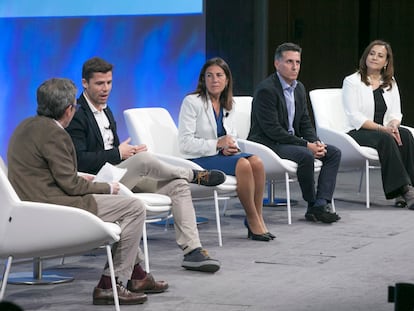 Desde la izquierda, Bernardo Marín, redactor jefe de la Unidad de Edición de EL PAÍS, modera la mesa de Javier Calahorra, 'Chief Information Security Officer' de BBVA en España; María Jesús Almazor, COO de Telefónica Tech para España y América; Ricardo Sanz, director de 'Cybersecurity business' en Evolutio; y Maica Aguilar, gerente de Identidades, 'Compliance' y Cultura de Ciberseguridad en Ferrovial.