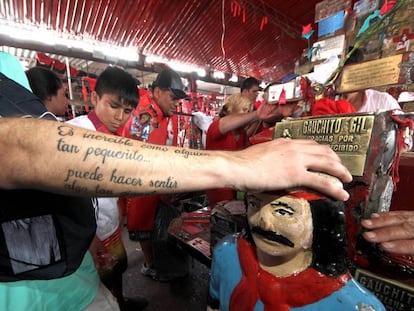 Los promesantes hacen filas durante horas para tocar al Gauchito Gil.