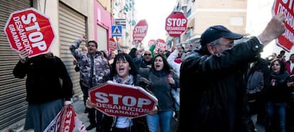 Miembros de Stop Desahucios paralizan un desalojo en Granada el pasado marzo