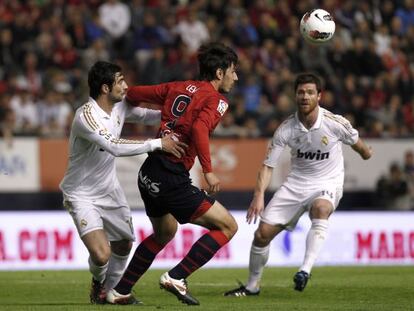 Albiol y Xabi Alonso, ante Lekic en el Osasuna-Madrid del pasado sábado