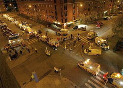 Numerosas ambulancias del 112, aparcadas en la zona donde se produjo la explosión provocada por los terroristas.