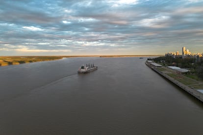 Buque en el río Paraná, cerca del Puerto del Gran Rosario, Argentina, el 23 de septiembre .