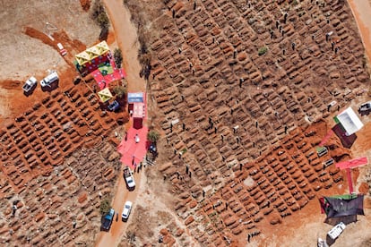 Vista aérea en la que se ve varios funerales celebrándose a la vez en el cementerio Olifantsvlei de Soweto, el pasado 25 de julio.