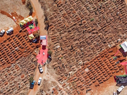 Vista aérea de vários funerais simultâneos no cemitério de Olifantsvlei, em Soweto (África do Sul), no sábado.