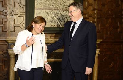 La presidenta del PP, Isabel Bonig, con el jefe del Consell, Ximo Puig, tras una reunión en agosto de 2017.