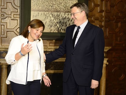 La presidenta del PP, Isabel Bonig, con el jefe del Consell, Ximo Puig, tras una reunión en agosto de 2017.