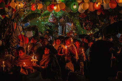 Indgenas tzotziles se preparan para celebrar la navidad este martes, en San Juan Chamula, Estado de Chiapas, Mxico.