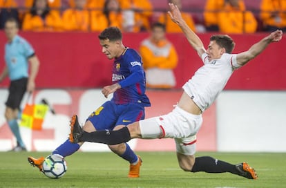 Lenglet le cierra el paso a Coutinho.