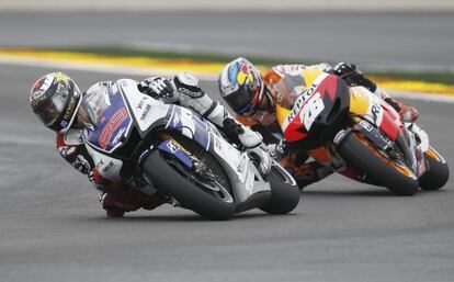 Lorenzo y Pedrosa ruedan en Cheste en 2012.