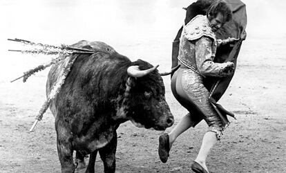 Valencia, 18 de marzo de 1971. El Cordobés haciendo el salto de la rana en la segunda corrida de la Feria de San José.