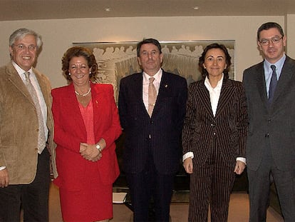 De izquierda a derecha, Joan Clos, Rita Barberá, Francisco Vázquez, Rosa Aguilar y Alberto Ruiz-Gallardón, tras el debate celebrado esta semana en la sede de EL PAÍS, en Madrid.