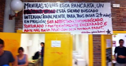 La pancarta en apoyo al estarra Troiti?o en la Facultad de Polticas.