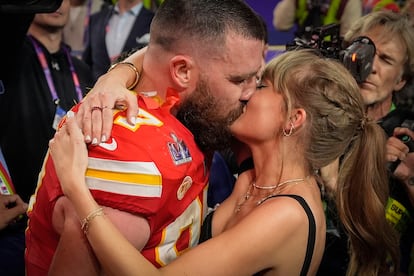 El ala cerrada de los jefes de Kansas City, Travis Kelce, besa a su novia Taylor Swift después de la Super Bowl 58 el 11 de febrero de 2024 en Las Vegas. Los Chiefs ganaron el juego con un marcador de 25 a 22. 