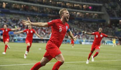 Harry Kane comemora gol da vitória nos acréscimos contra a Tunísia.