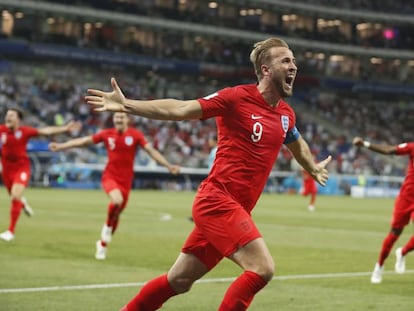 Harry Kane comemora gol da vitória nos acréscimos contra a Tunísia.