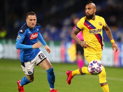 Zielinski y Vidal persiguen el balón.