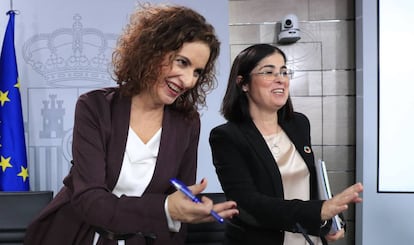 A la izquierda, la ministra de Hacienda y portavoz del Gobierno, Maria Jesús Montero, y la ministra de Política Territorial y Función Pública, Carolina Darias