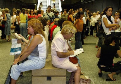Viajeros en una estación de Metrovalencia en julio de 2019, antes de que estallara la pandemia.