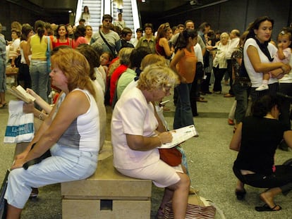 Viajeros en una estación de Metrovalencia en julio de 2019, antes de que estallara la pandemia.