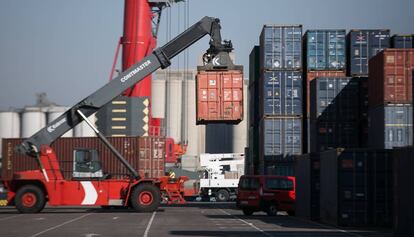 Contenidors de mercaderies al port de Barcelona.