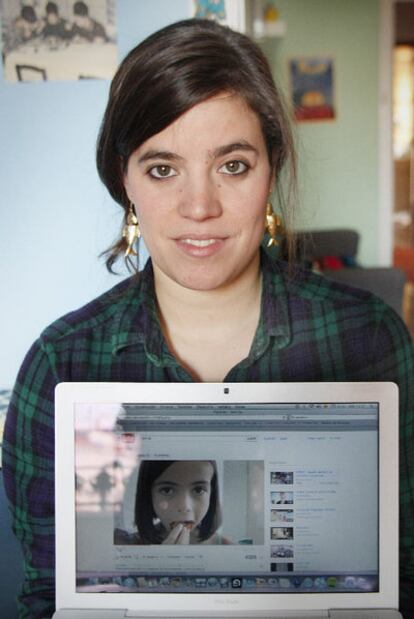 Patricia Martínez shows off her video about castells climber Virginia Segú.