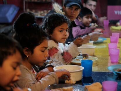 Niños y adolescentes asisten a un comedor comunitario en un barrio de Buenos Aires, en octubre de 2019.