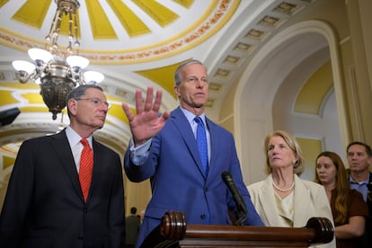 John Thune, líder de la mayoría republicana en el Senado, junto a John Barrasso y Shelley Moore, en Washington, el 13 de enero.