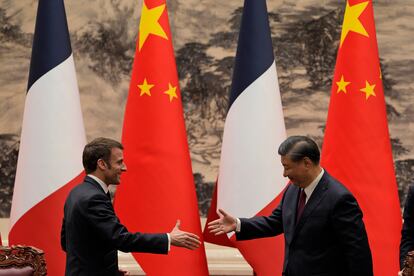Emmanuel Macron (a la izquierda), saluda a Xi Jinping en Pekín, el pasado 6 de abril.