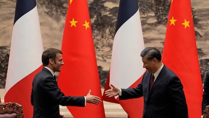 French President Emmanuel Macron, left, shakes hands with Chinese President Xi Jinping after meeting the press at the Great Hall of the People in Beijing, on April 6, 2023.