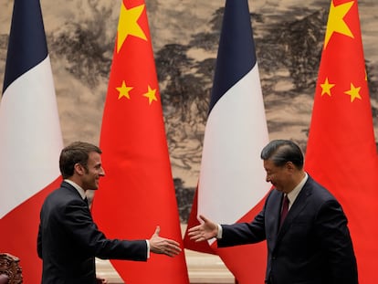 Emmanuel Macron (a la izquierda), saluda a Xi Jinping en Pekín, el pasado 6 de abril.