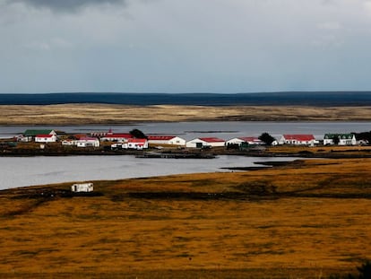 Una panorámica de Goose Green, la segunda ciudad de Malvinas, en 2019.